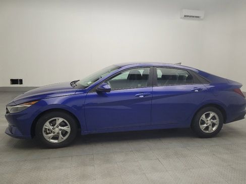 Used 2021 Hyundai Elantra SE image 2