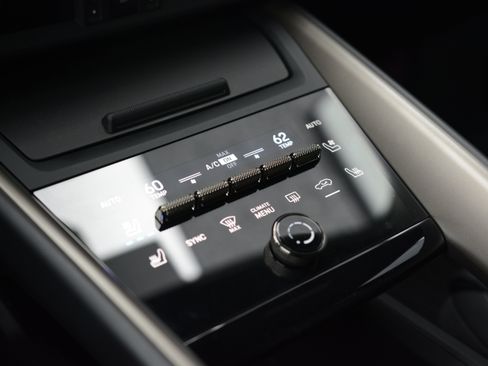Certified 2025 Porsche Macan Turbo Electric AWD/4WD image 21