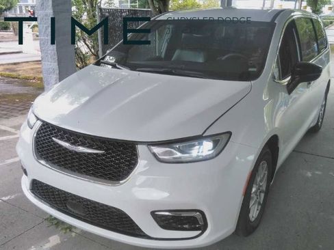 Used 2025 Chrysler Pacifica Select FWD image 1