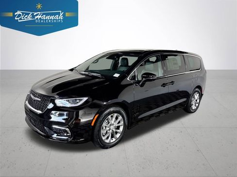 New 2026 Chrysler Pacifica Limited w/ Uconnect Theater Family Group image 1