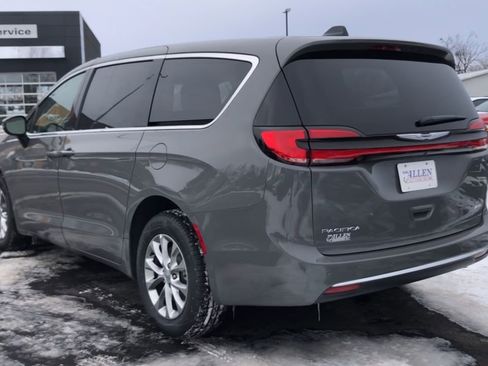 Used 2023 Chrysler Pacifica Touring-L image 6