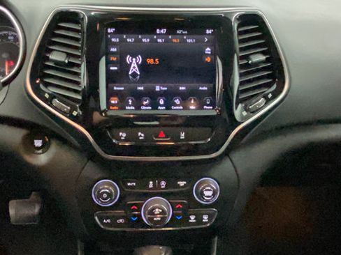Used 2019 Jeep Cherokee Limited w/ Technology Group AWD/4WD image 12