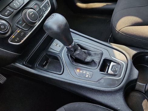 Used 2021 Jeep Cherokee Latitude FWD image 12