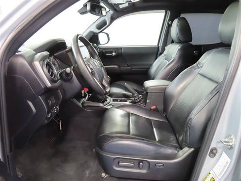 Used 2020 Toyota Tacoma TRD Off-Road w/ TRD Premium Off Road Package AWD/4WD image 16