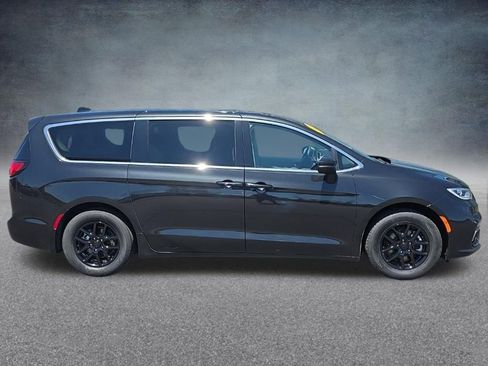 Used 2023 Chrysler Pacifica Touring-L FWD image 8