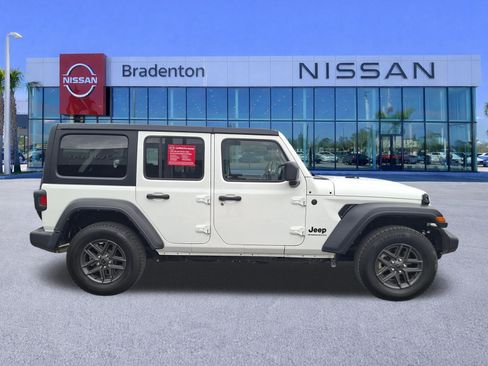 Used 2024 Jeep Wrangler Unlimited Sport AWD/4WD image 4
