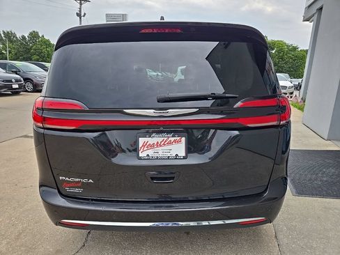 Used 2023 Chrysler Pacifica Touring-L FWD image 9