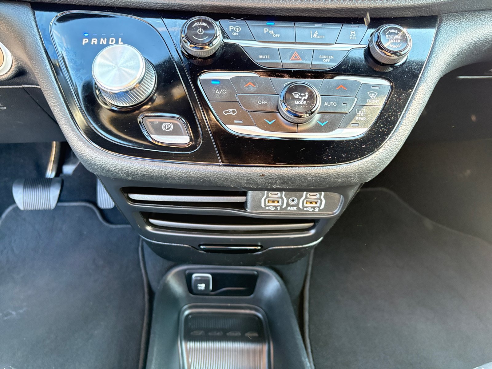 Used 2024 Chrysler Pacifica Limited FWD image 19