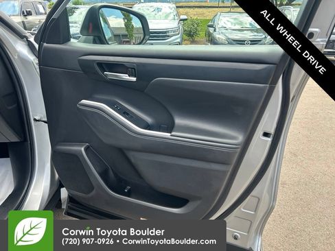 Used 2022 Toyota Highlander XLE AWD/4WD image 10