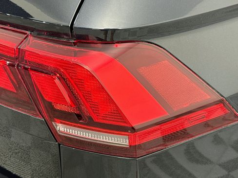 Used 2019 Volkswagen Tiguan SE w/ Panoramic Sunroof Package FWD image 32