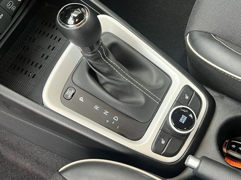 Used 2023 Hyundai Venue Limited image 31