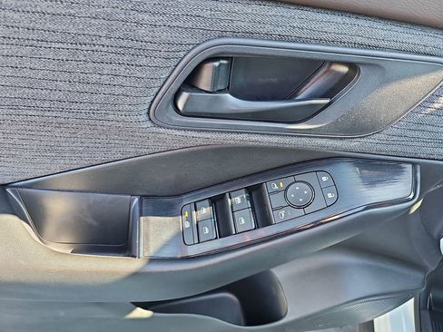 Used 2023 Nissan Rogue S image 34