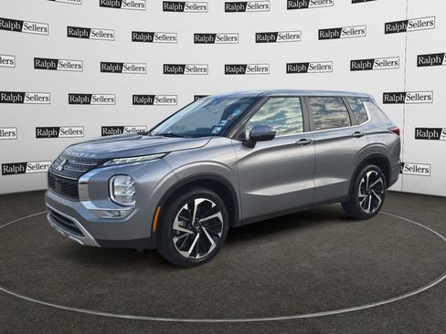 Used 2023 Mitsubishi Outlander SE image 2