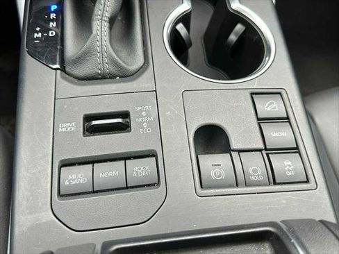 Used 2024 Toyota Highlander XLE image 32