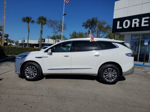 Used 2024 Buick Enclave Essence image 8