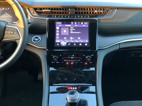 Used 2024 Jeep Grand Cherokee Altitude image 22