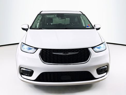 Used 2023 Chrysler Pacifica Touring-L FWD image 3