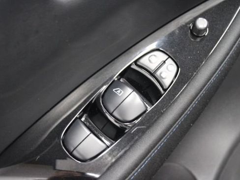 Used 2019 Nissan Leaf SV w/ SV Technology Package FWD image 12