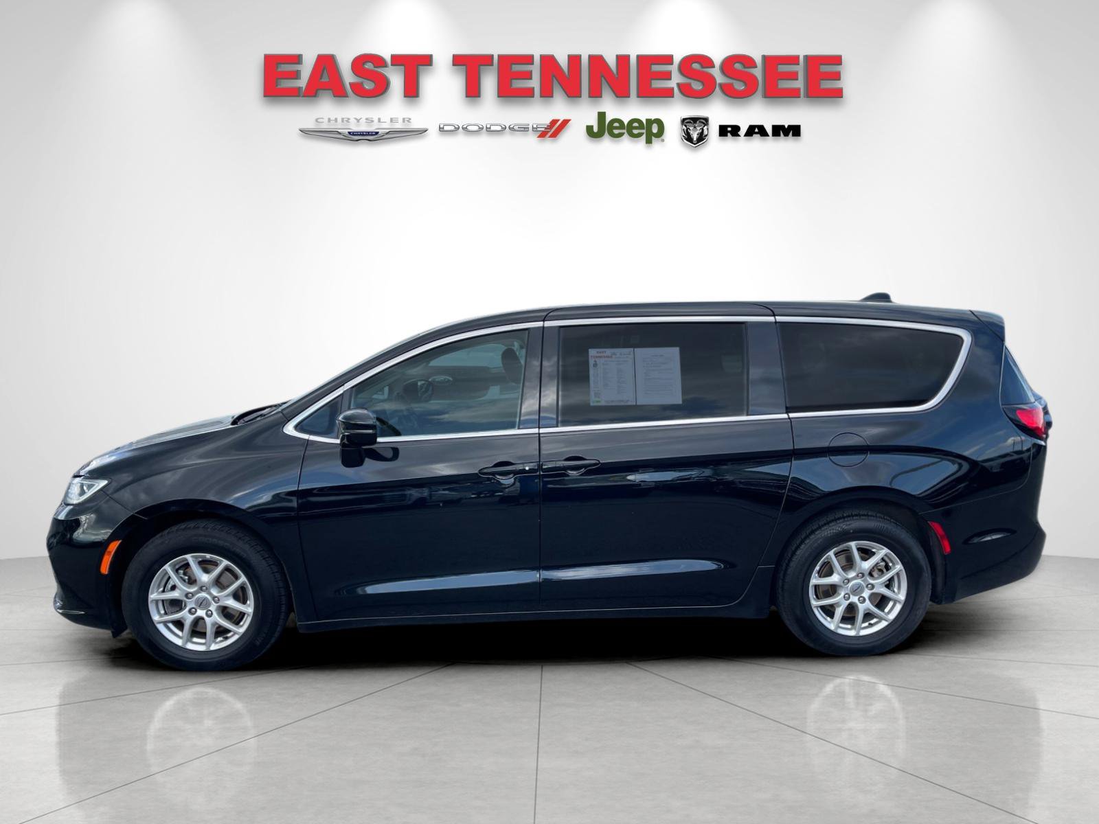Used 2024 Chrysler Pacifica Touring-L FWD image 6