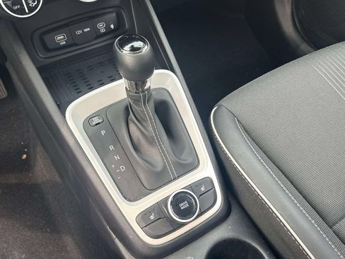 Certified 2024 Hyundai Venue Limited FWD image 29
