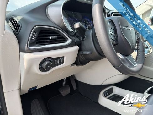 Used 2024 Chrysler Pacifica Touring-L image 14