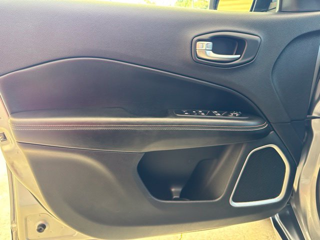 Used 2018 Jeep Compass Latitude w/ Cold Weather Group AWD/4WD image 12