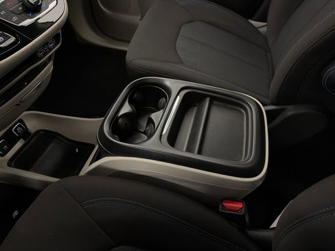 Used 2021 Chrysler Pacifica Touring w/ Uconnect Theater Family Group image 30