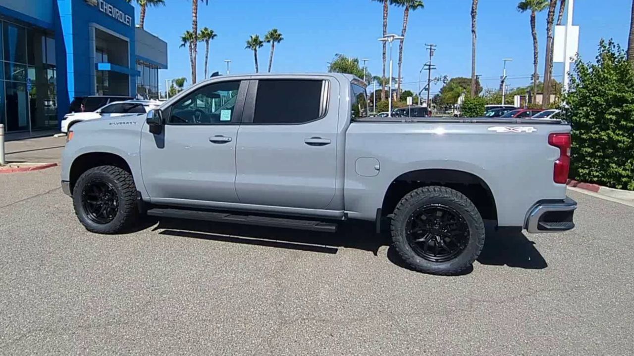 Used 2024 Chevrolet Silverado 1500 LT AWD/4WD image 5