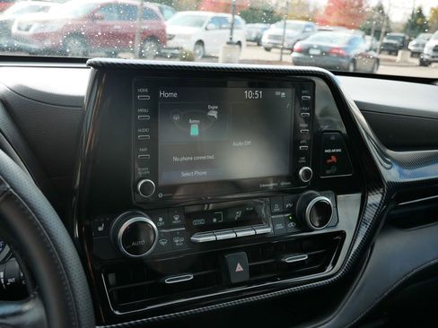 Used 2020 Toyota Highlander XLE image 28
