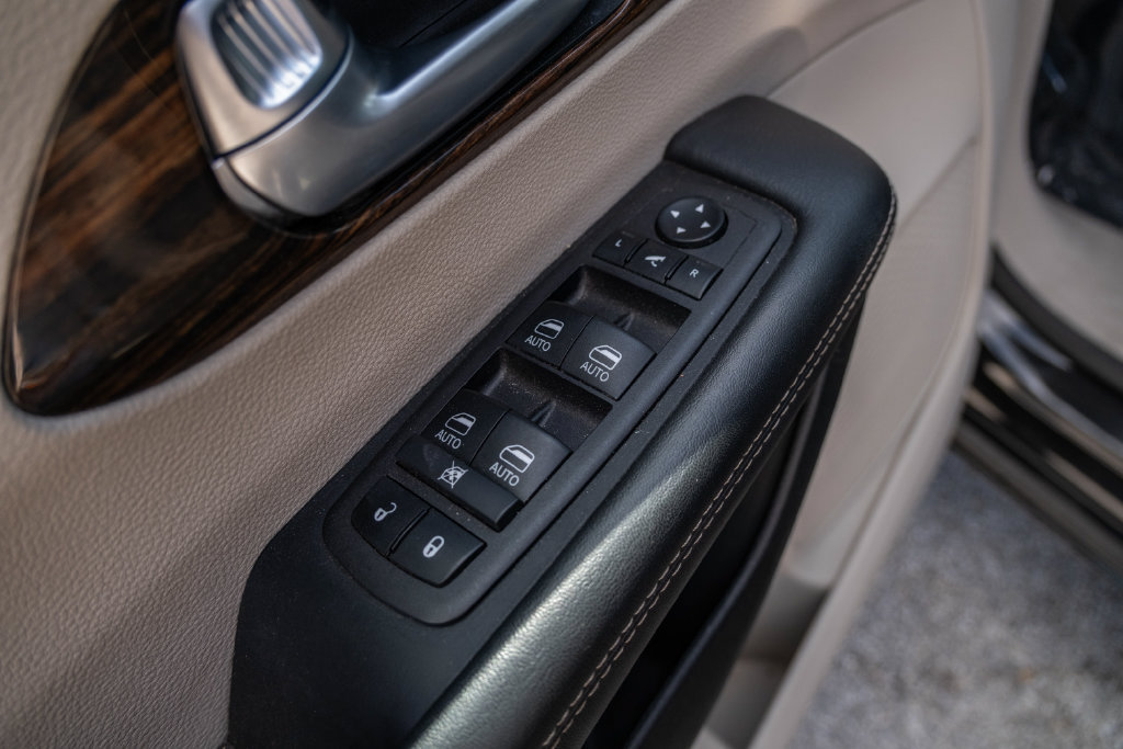 Used 2024 Chrysler Pacifica Limited FWD image 12
