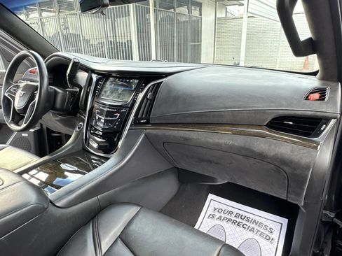 Used 2018 Cadillac Escalade Platinum AWD/4WD image 46
