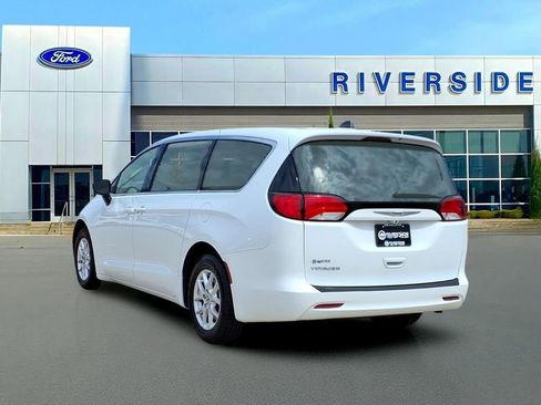 Used 2022 Chrysler Voyager LX FWD image 5