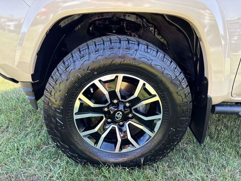 Used 2020 Toyota Tacoma TRD Sport w/ Technology Package AWD/4WD image 6
