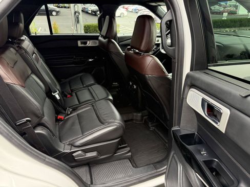 Used 2022 Ford Explorer Platinum w/ Equipment Group 601A AWD/4WD image 22