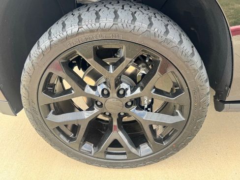 Used 2024 GMC Yukon Denali Ultimate image 9