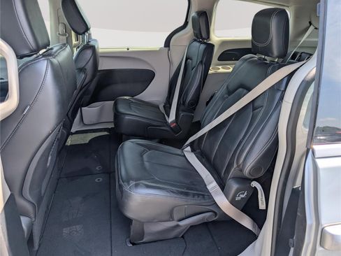 Used 2024 Chrysler Pacifica Touring-L FWD image 15