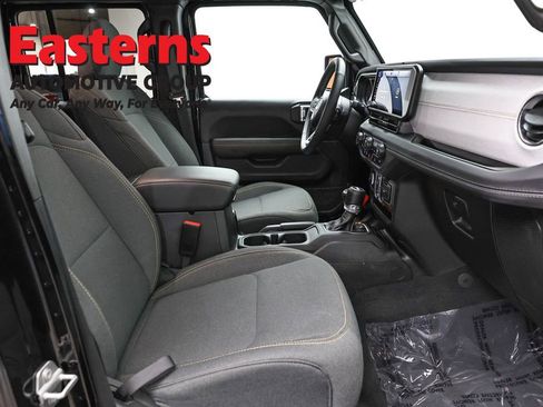 Used 2025 Jeep Wrangler Unlimited Sahara image 24