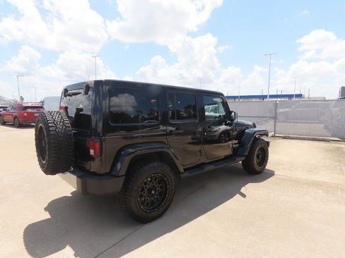 Used 2015 Jeep Wrangler Unlimited Sahara w/ Connectivity Group AWD/4WD image 11