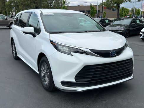 Used 2025 Toyota Sienna LE FWD image 4