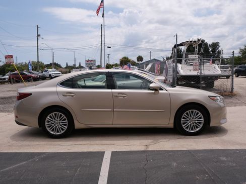Used 2014 Lexus ES 350 w/ Luxury Package FWD image 4