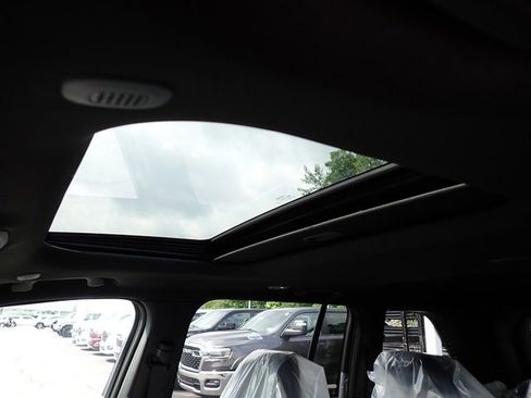 New 2025 Jeep Grand Cherokee Altitude image 18