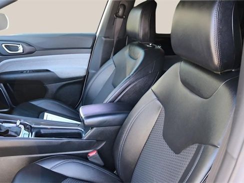 Used 2024 Jeep Compass Latitude image 12