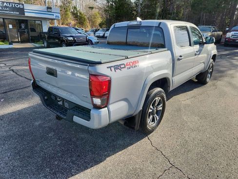 Used 2019 Toyota Tacoma TRD Sport image 11