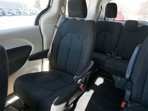 Used 2017 Chrysler Pacifica Touring image 13