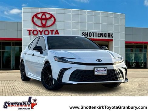 Used 2025 Toyota Camry SE image 1