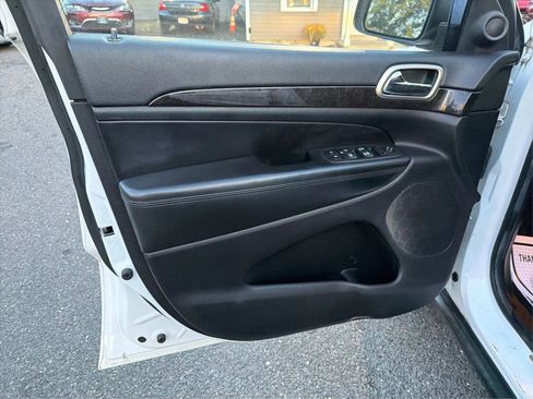 Used 2013 Jeep Grand Cherokee Laredo w/ Laredo E Group image 23