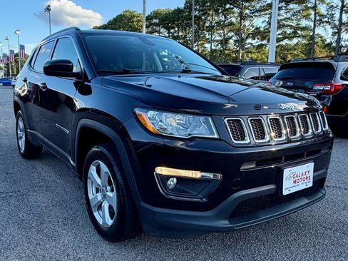 Used 2018 Jeep Compass Latitude w/ Popular Equipment Group AWD/4WD image 3