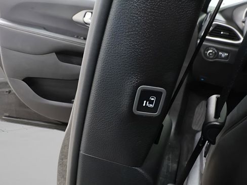 Used 2025 Chrysler Pacifica Select image 23