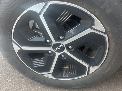 Used 2023 Kia Niro EX image 4