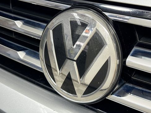 Used 2020 Volkswagen Tiguan SE image 30